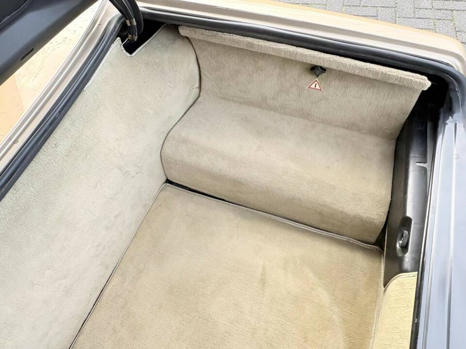 Image 32/50 of Mercedes-Benz 560 SL (1987)