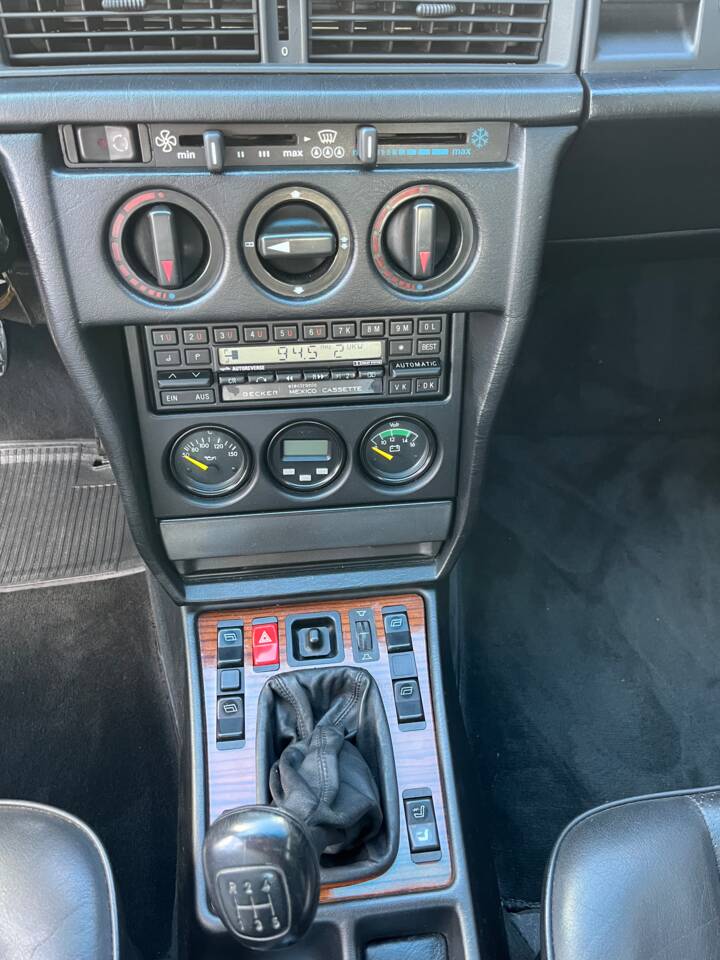 Image 21/21 of Mercedes-Benz 190 E 2.3-16 (1987)