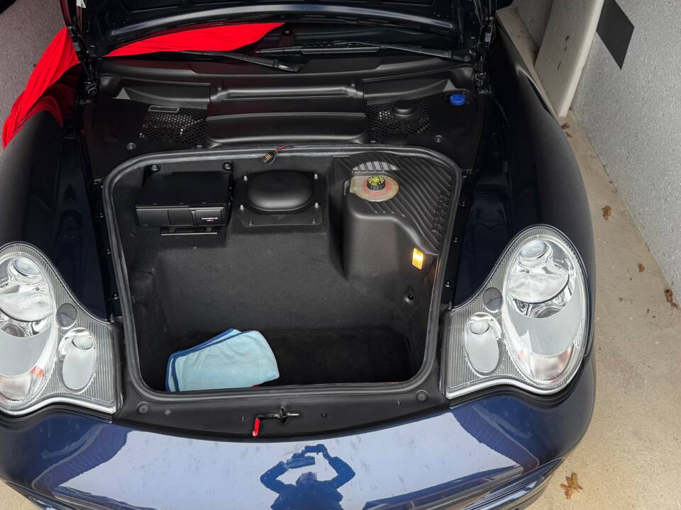 Image 15/17 of Porsche 911 Carrera 4S (2004)