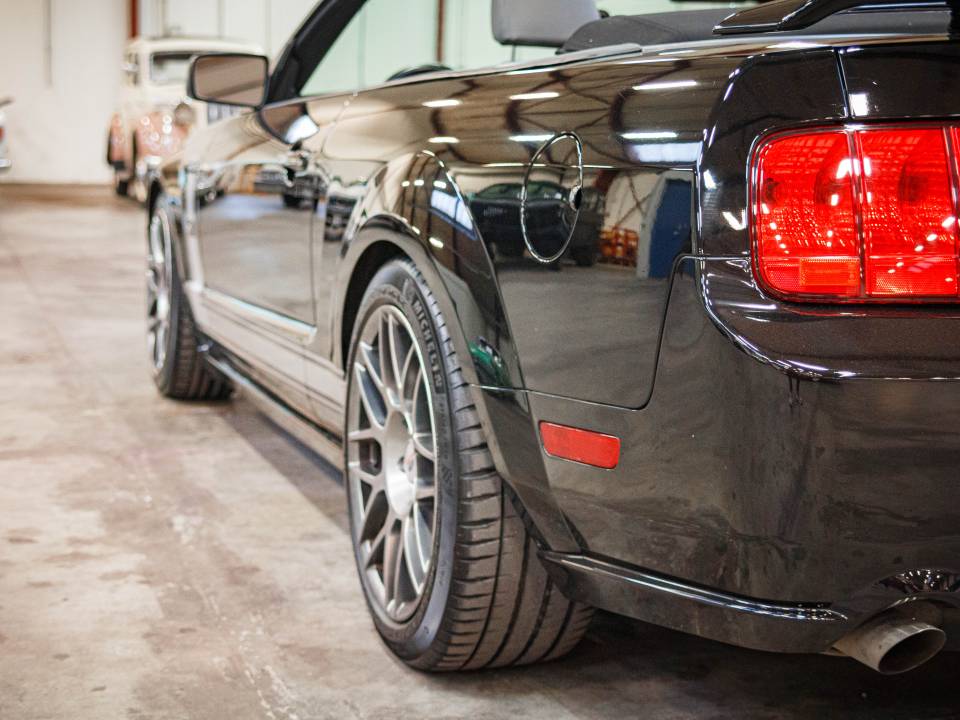 Image 17/49 of Ford Mustang GT (2006)