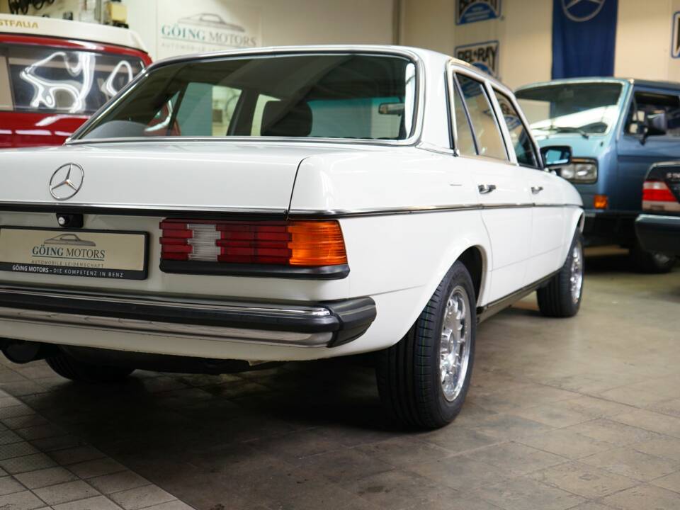 Image 13/40 of Mercedes-Benz 300 D (1984)