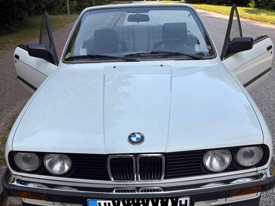 Immagine 2/75 di BMW 320i (1988)