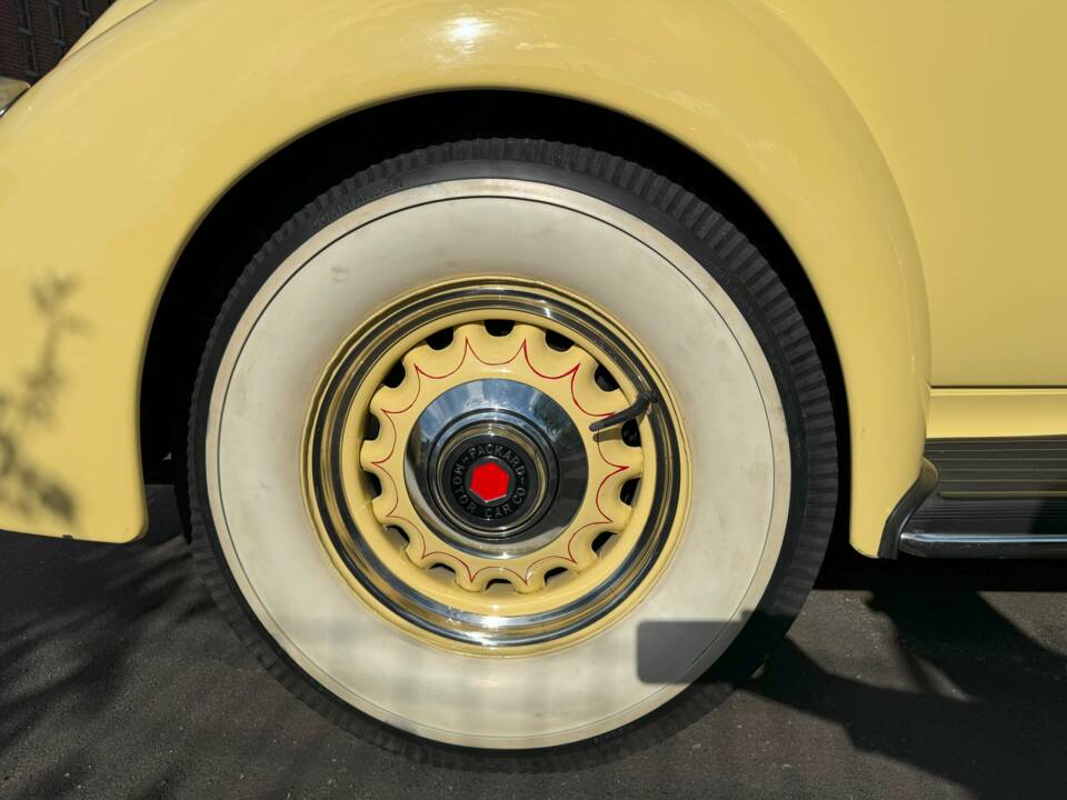 Image 15/75 of Packard One-Twenty (1936)
