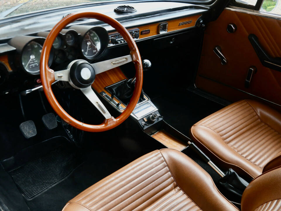 Immagine 3/50 di Alfa Romeo 2000 GTV (1973)