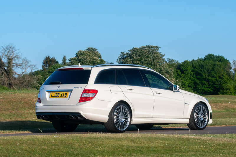 Immagine 17/50 di Mercedes-Benz C 63 AMG T (2009)