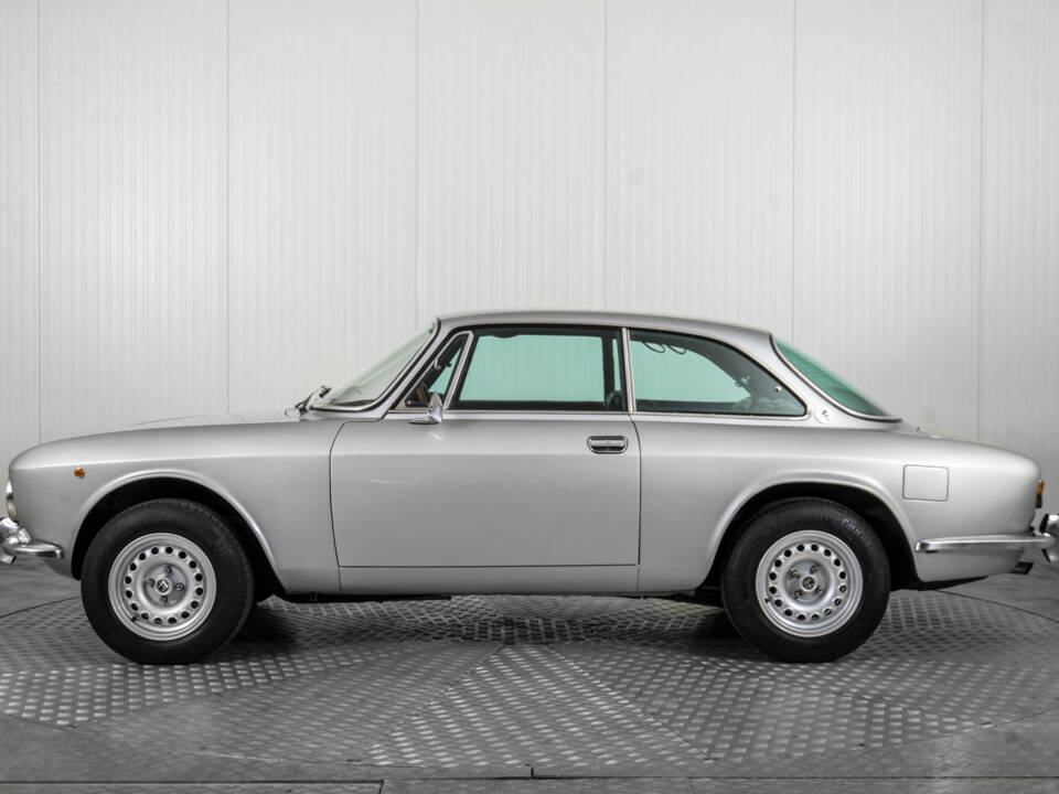 Image 8/50 of Alfa Romeo 2000 GT Veloce (1975)