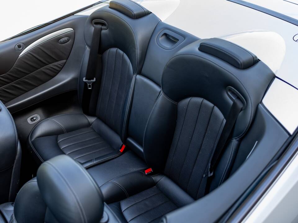 Image 37/50 of Mercedes-Benz CLK 55 AMG (2003)
