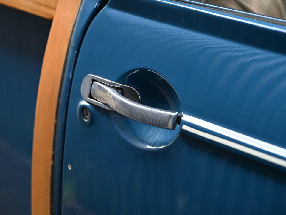 Image 23/50 of Morris Minor 1000 Traveller (1971)