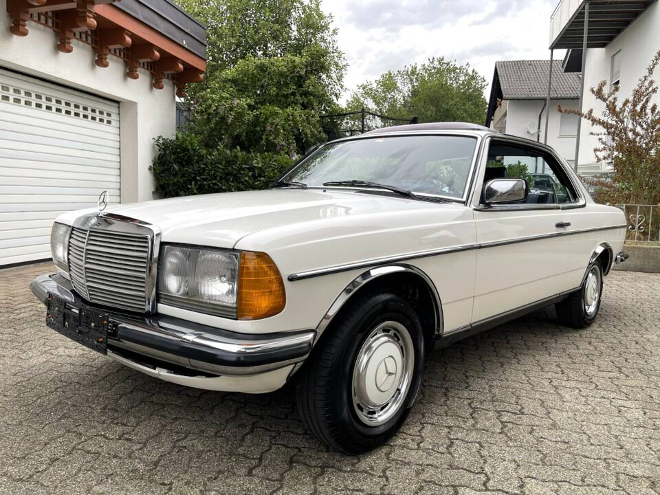 Image 8/24 de Mercedes-Benz 230 CE (1985)