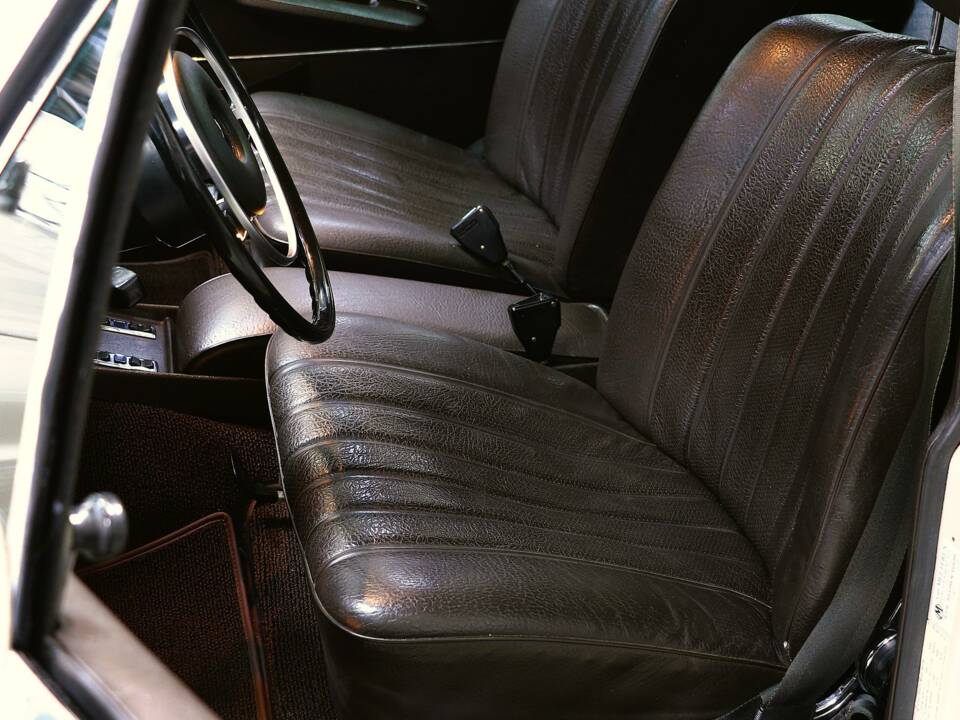 Immagine 24/27 di Mercedes-Benz 280 SE 4,5 (1971)