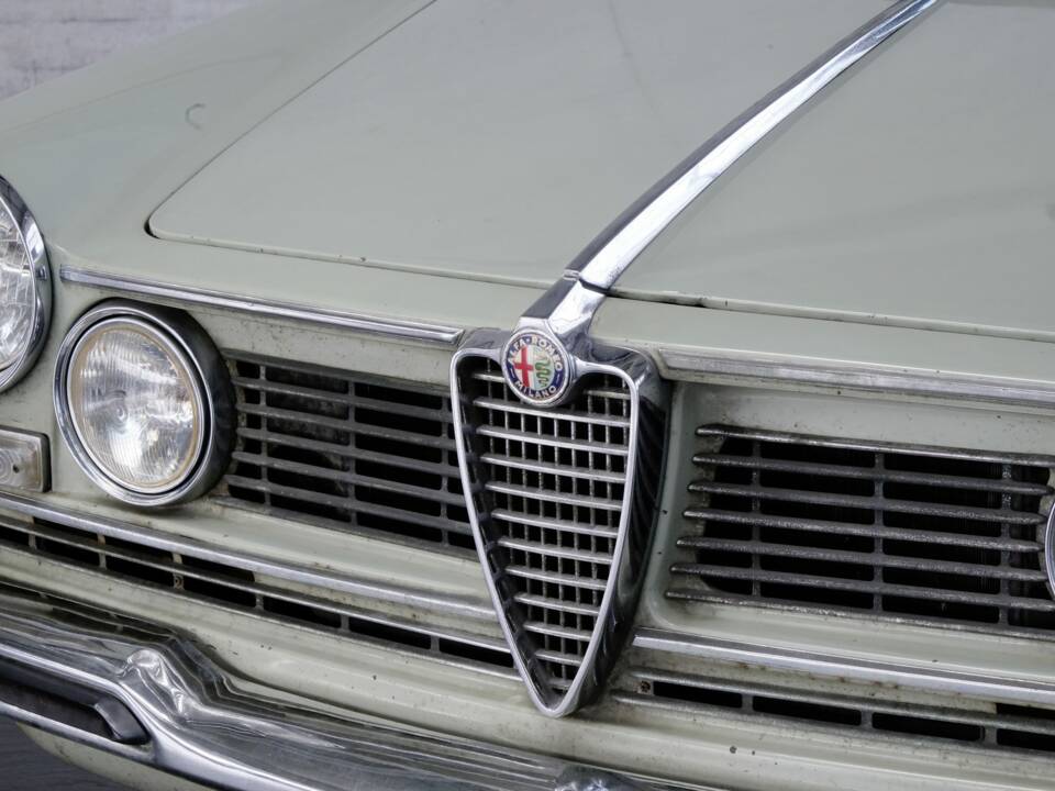 Image 8/48 of Alfa Romeo 2600 Berlina (1962)