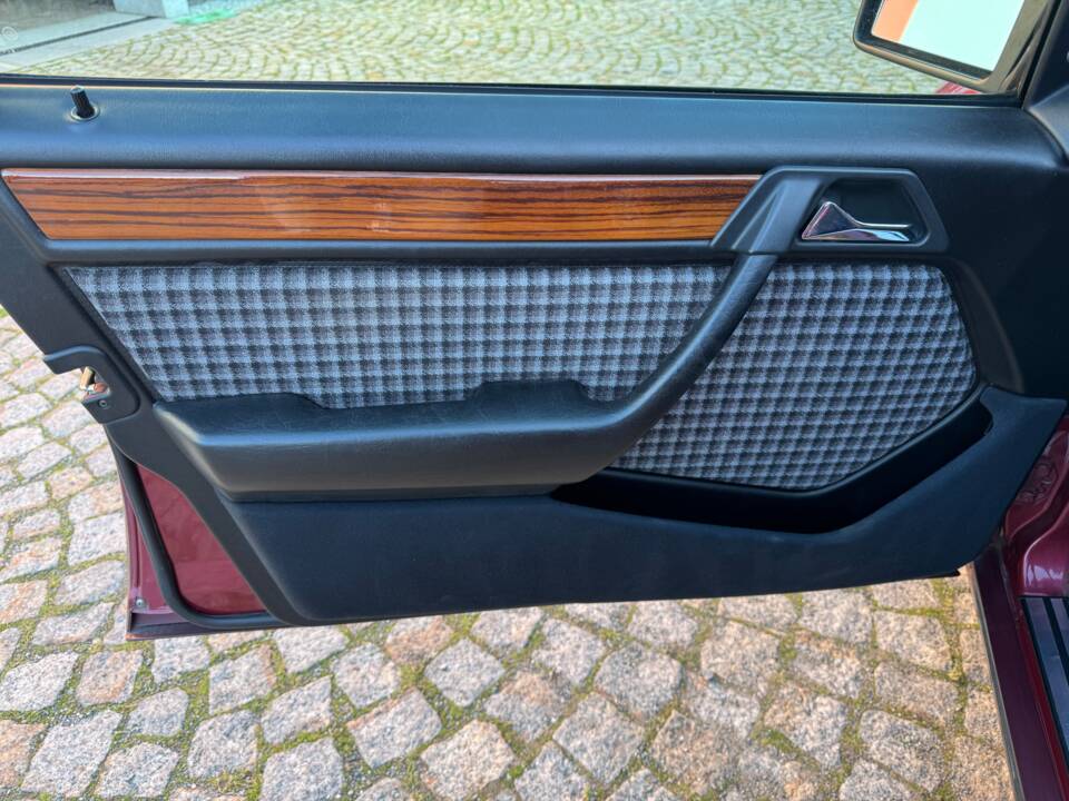 Immagine 25/75 di Mercedes-Benz 230 E (1992)