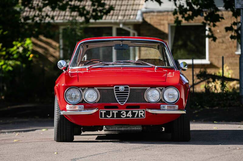 Image 6/45 of Alfa Romeo 2000 GT Veloce (1975)
