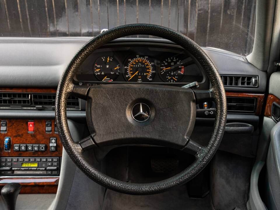 Obraz 50/50 pojazdu Mercedes-Benz 500 SEL (1984)