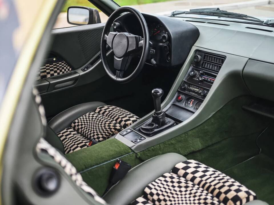 Image 6/25 of Porsche 928 (1978)