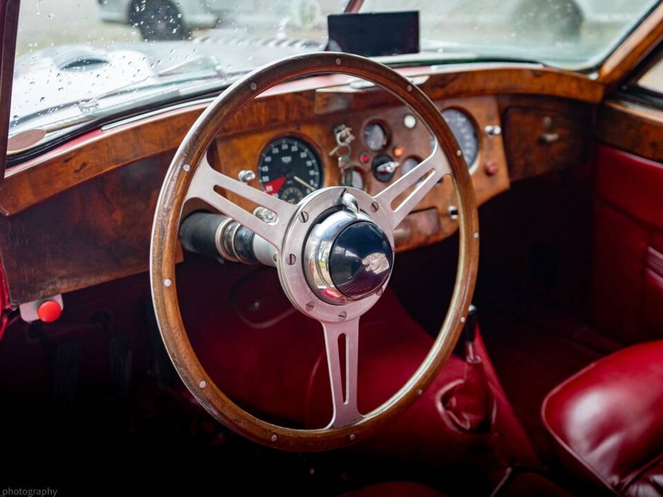 Image 18/21 of Jaguar XK 120 FHC (1952)