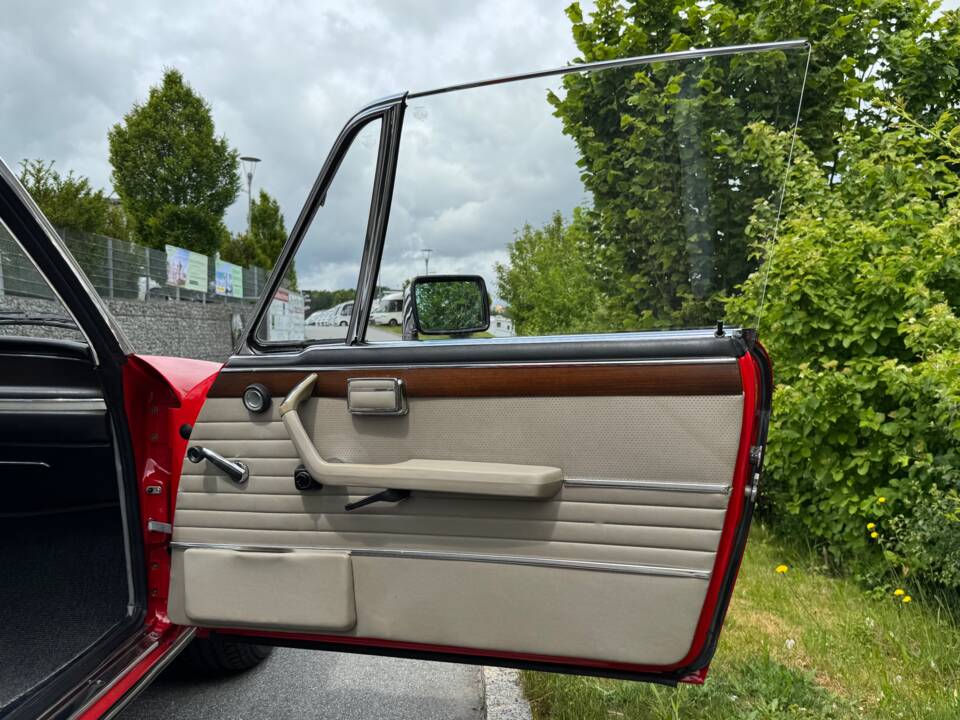 Image 37/73 of BMW 2,5 CS (1975)