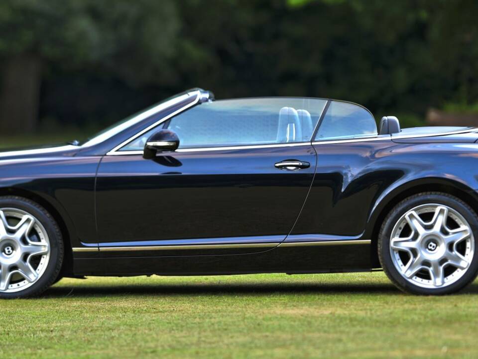 Bild 8/50 von Bentley Continental GTC W12 (2011)