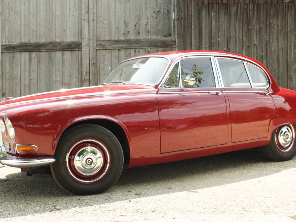 Image 2/22 of Daimler Sovereign 4.2 (1969)