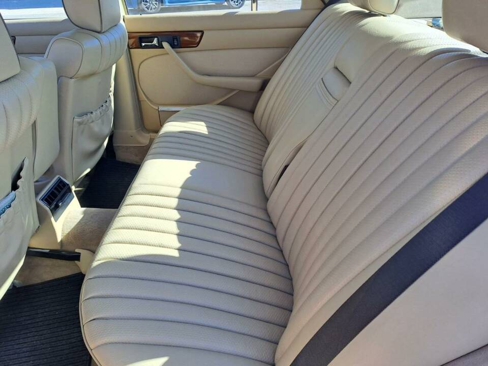 Image 11/50 of Mercedes-Benz 300 SE (1990)