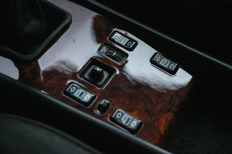 Image 16/43 of Mercedes-Benz 300 CE 3.2 AMG (1990)