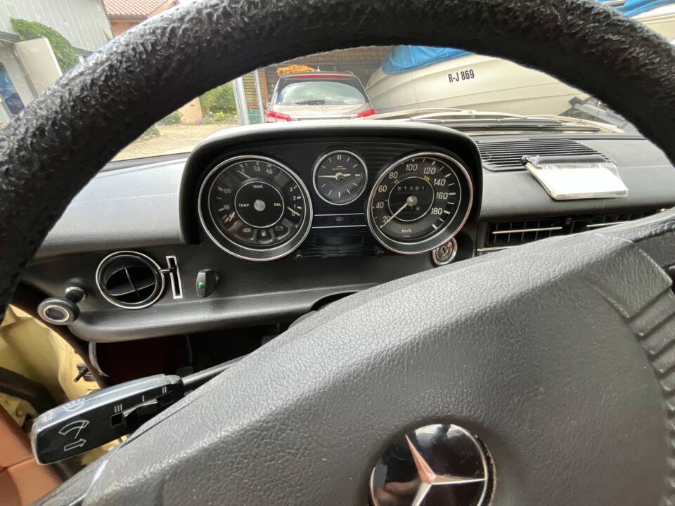 Immagine 18/32 di Mercedes-Benz 200 (1974)