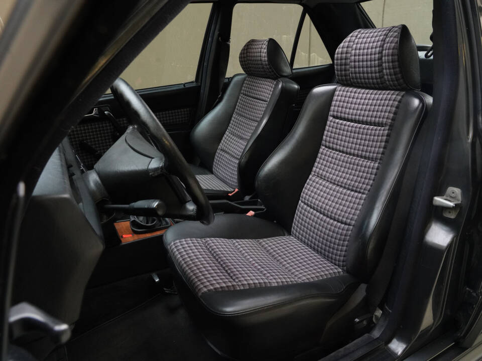 Image 15/83 of Mercedes-Benz 190 E 2.3-16 (1984)