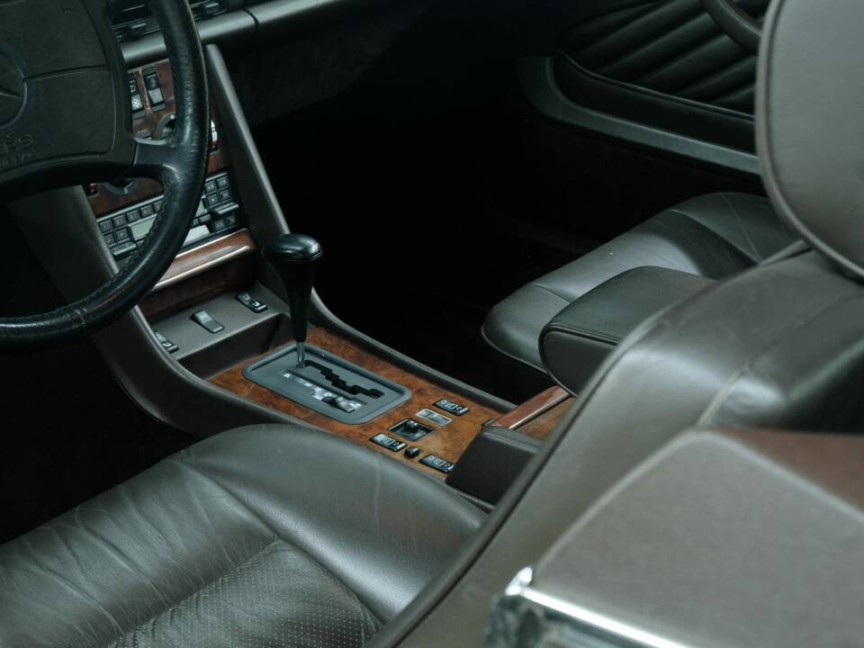 Image 46/50 of Mercedes-Benz 420 SEC (1989)