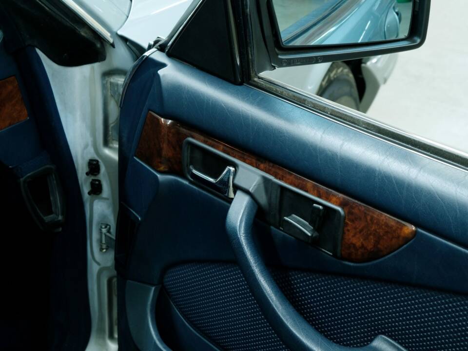 Image 40/50 of Mercedes-Benz 500 SEC (1982)
