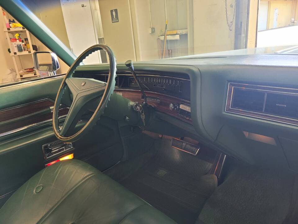 Image 14/18 of Cadillac Sedan DeVille (1971)
