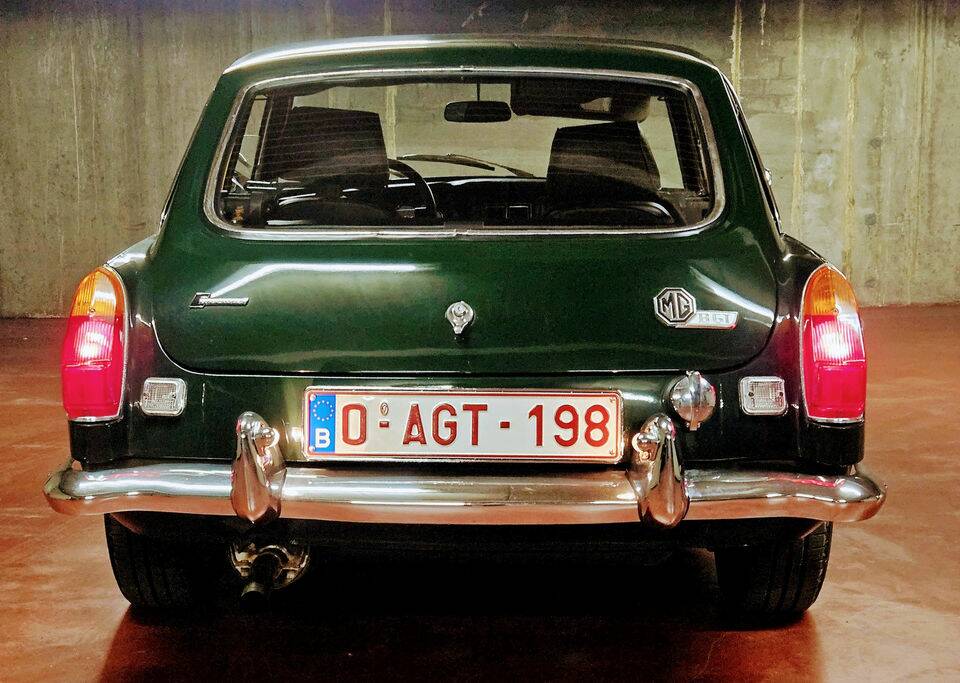 Image 7/8 of MG MGB GT (1976)
