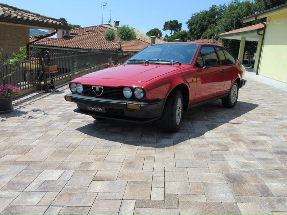Bild 1/31 von Alfa Romeo GTV 2.0 (1982)