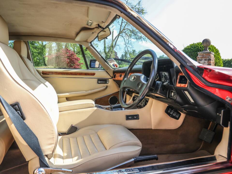 Image 25/43 of Jaguar XJ-S V12 (1988)