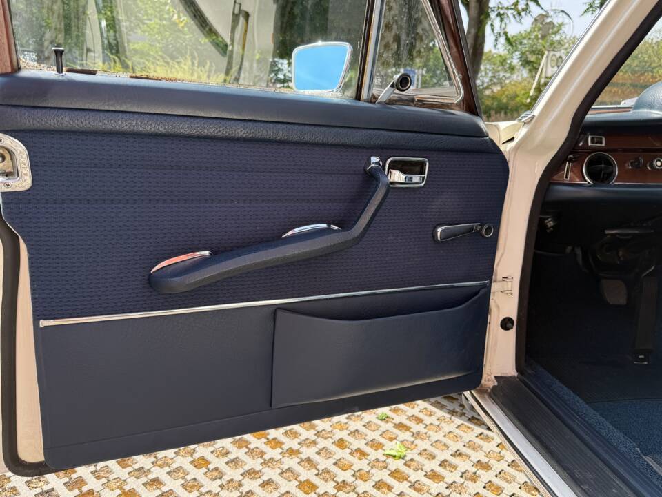 Image 20/54 de Mercedes-Benz 280 SE 3,5 (1970)