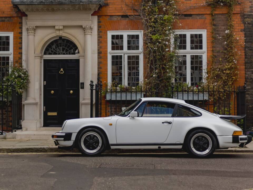 Image 2/33 of Porsche 911 Carrera 3.2 (1988)