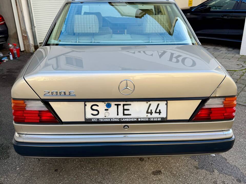 Afbeelding 7/14 van Mercedes-Benz 200 E (1989)