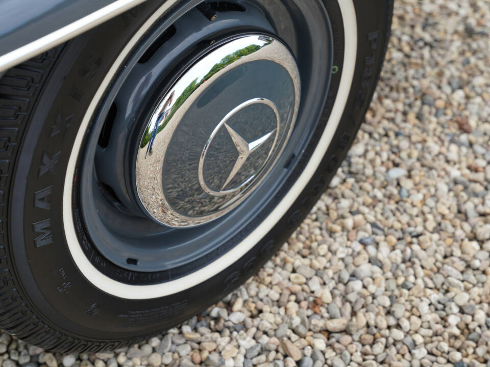 Image 24/50 of Mercedes-Benz 190 SL (1957)