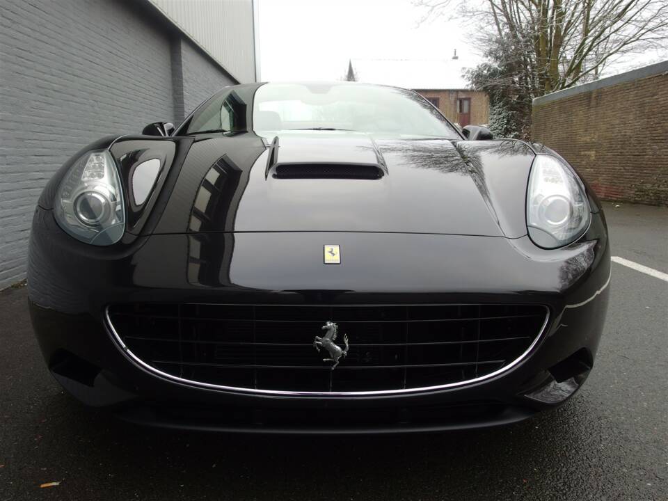 Image 7/99 of Ferrari California (2010)