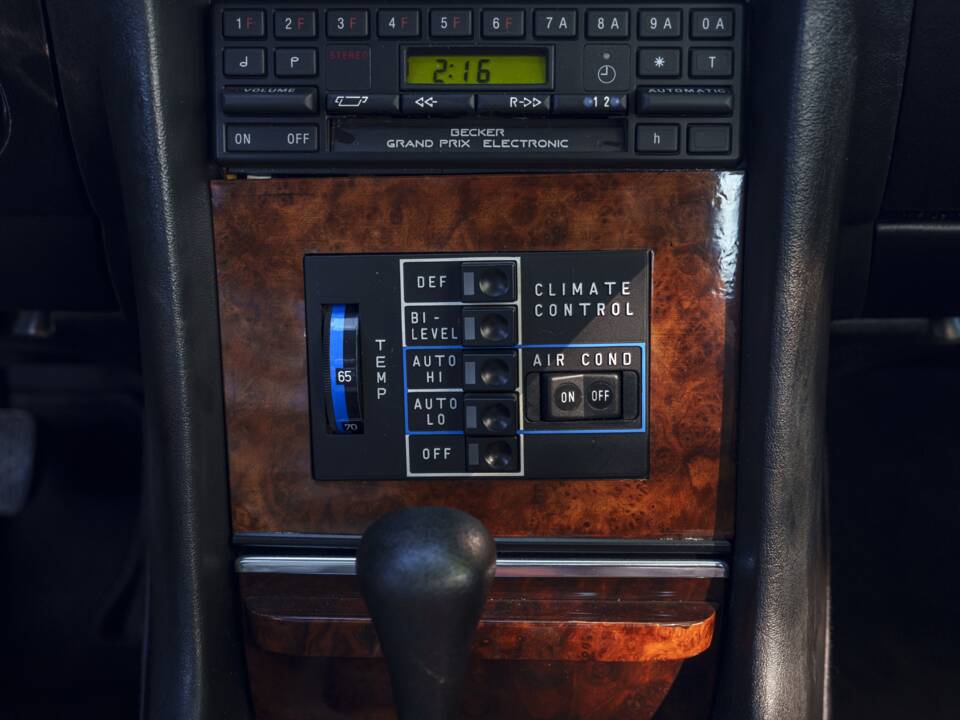 Image 17/26 of Mercedes-Benz 380 SLC (1981)
