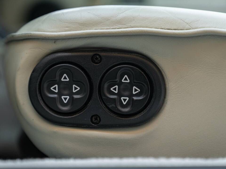 Immagine 44/50 di Porsche 911 Carrera 4 (1990)