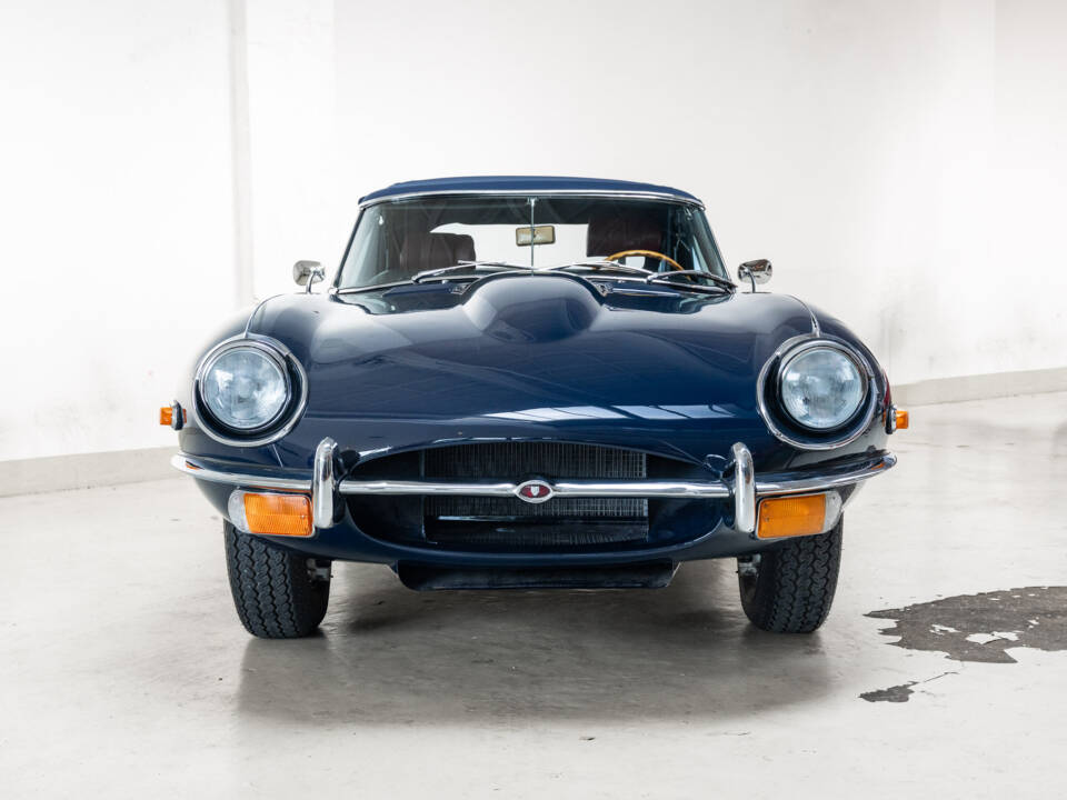 Image 2/36 of Jaguar E-Type (1969)