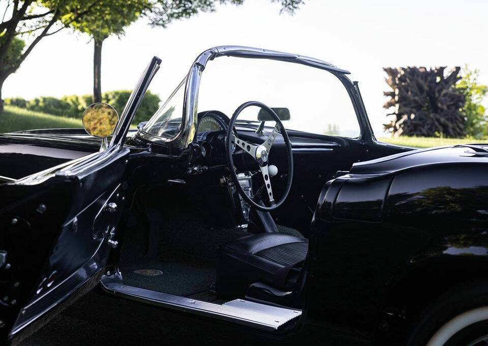 Image 5/7 of Chevrolet Corvette (1961)