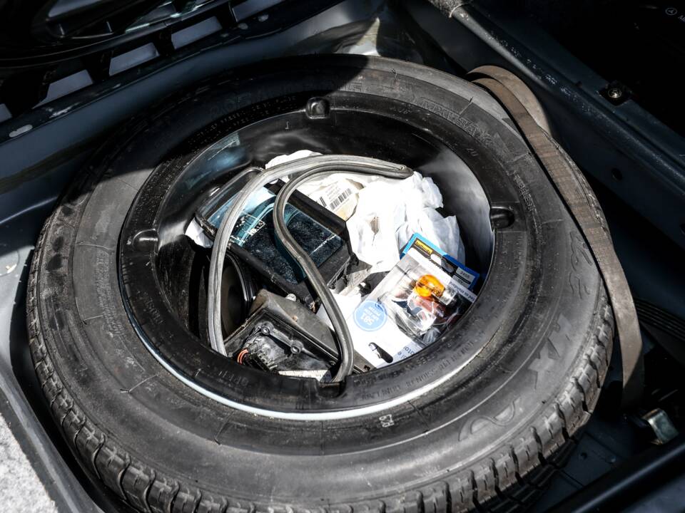 Image 30/37 of Mercedes-Benz E 320 (1995)
