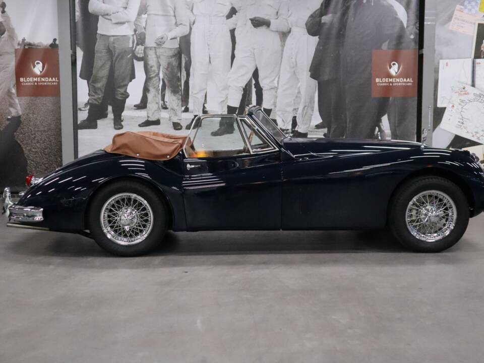 Image 4/43 de Jaguar XK 140 DHC (1957)