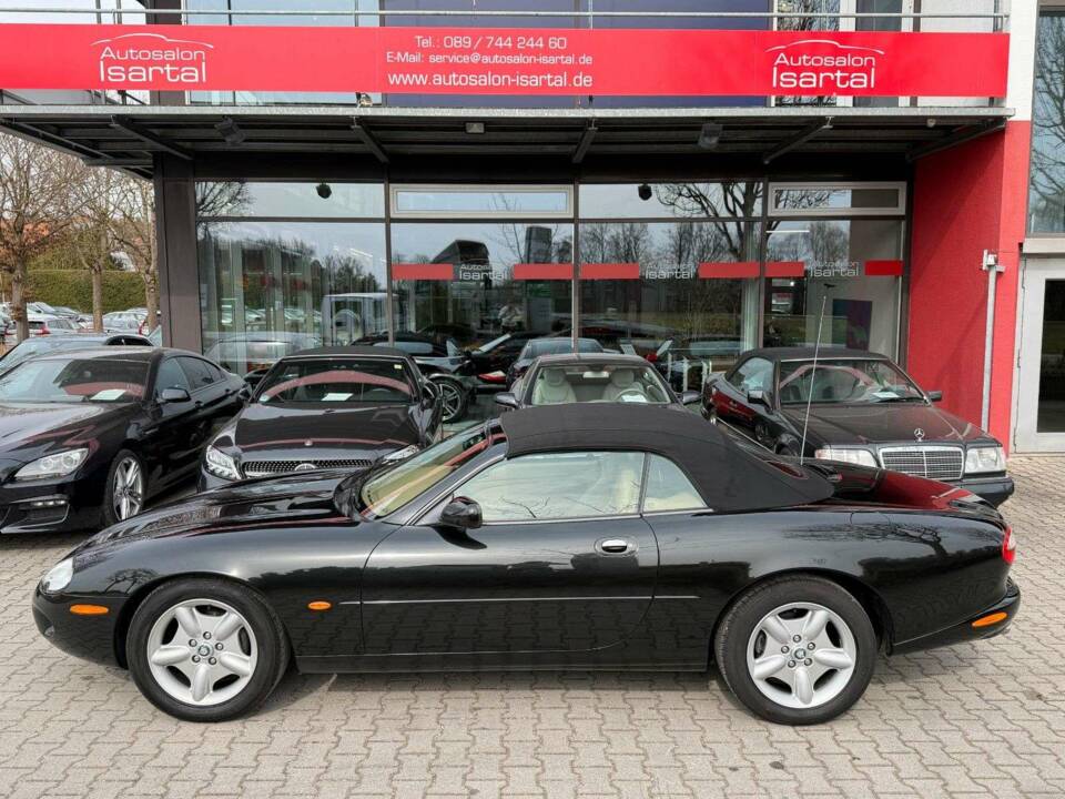 Image 17/34 of Jaguar XK8 4.0 (1997)