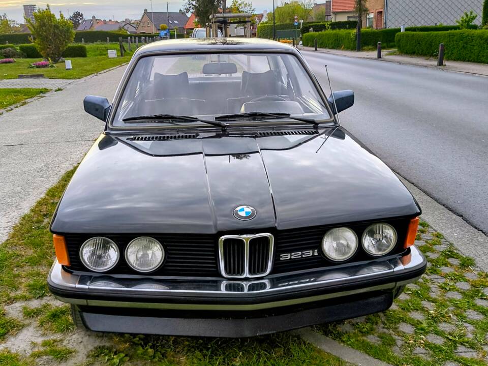 Image 2/22 of BMW 323i (1982)