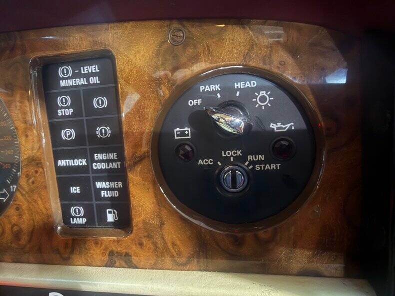 Image 38/50 of Bentley Turbo R (1988)