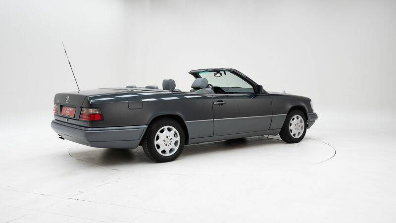 Image 2/15 of Mercedes-Benz E 220 (1994)