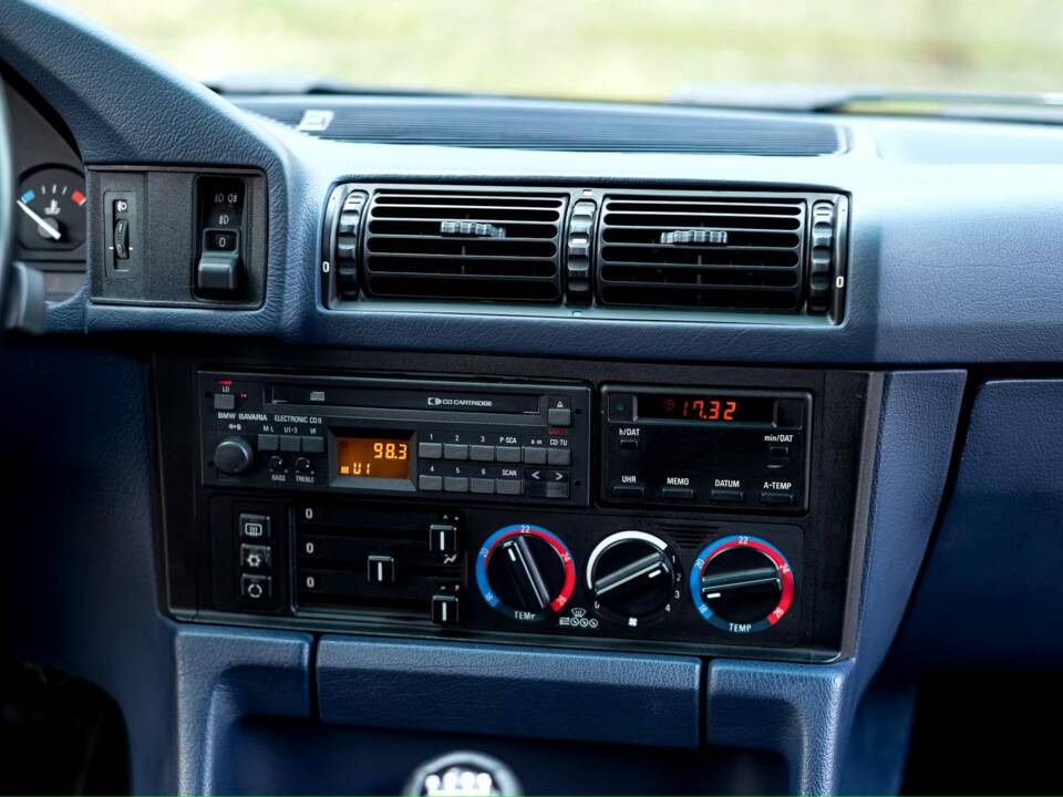 Image 17/55 of BMW 525ix (1993)