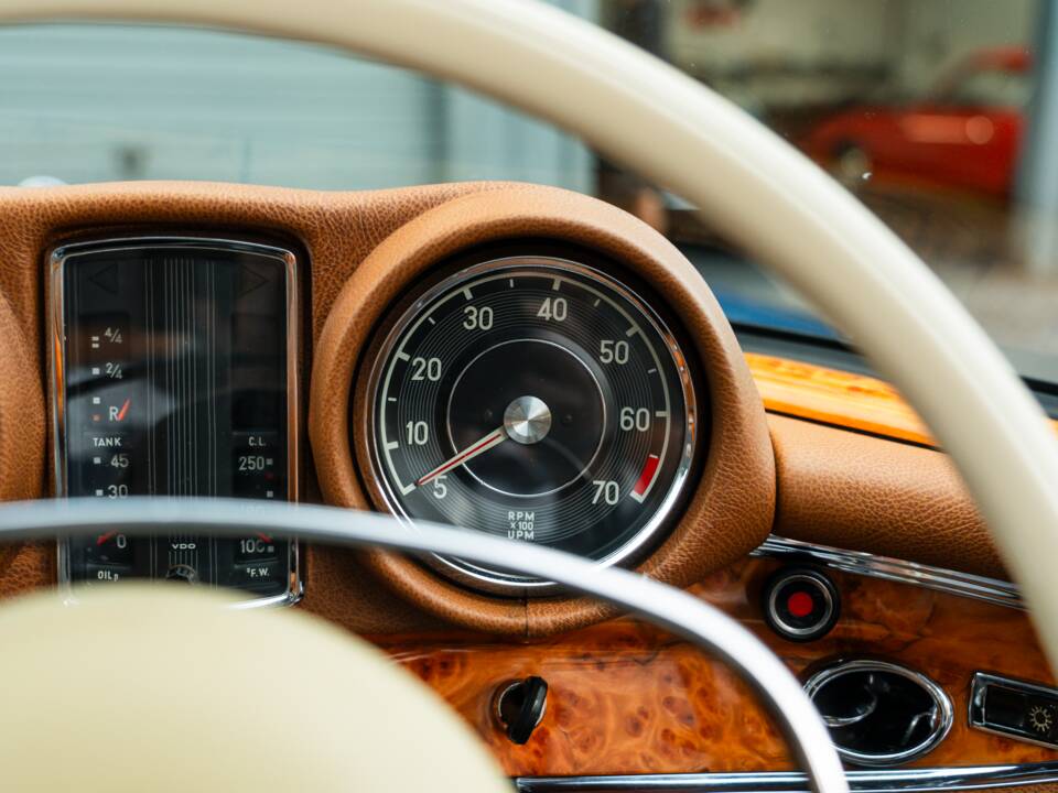 Image 30/57 de Mercedes-Benz 280 SE 3,5 (1971)